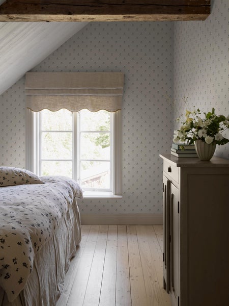 Blaue Steckfliese und Paar Zehentrenner auf Holzboden