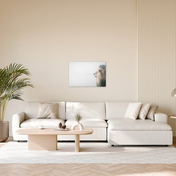 Wohnzimmer mit einem an der Wand hängenden Acrylglasbild, das einen Löwen zeigt.