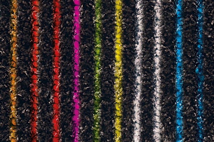 Hochflor-Teppich mit bunten vertikalen Streifen auf dunklem Grund.