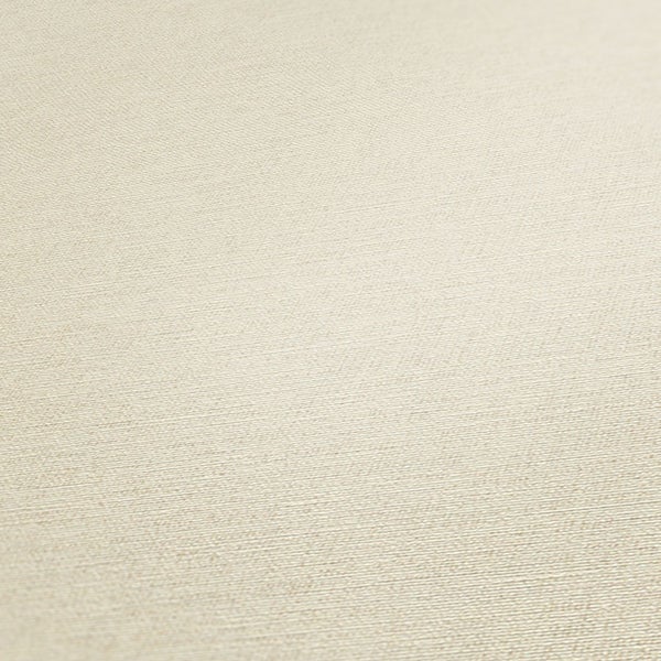 Graues Sofa mit Kissen, Decke und Holztablett