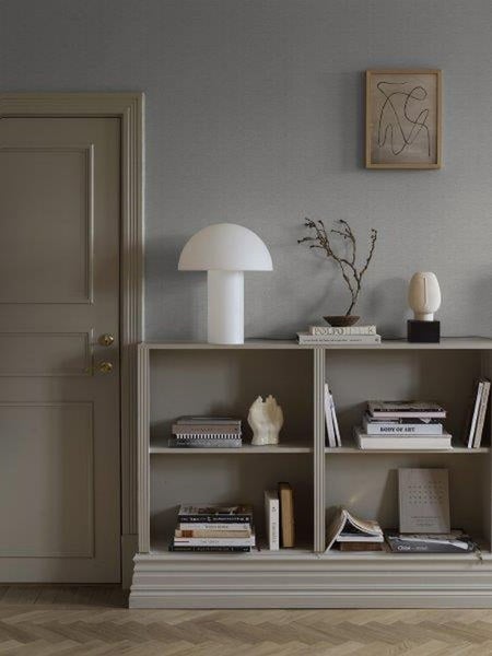 Mutter und Tochter lesen auf einem Sitzsack. Green Bean Logo.