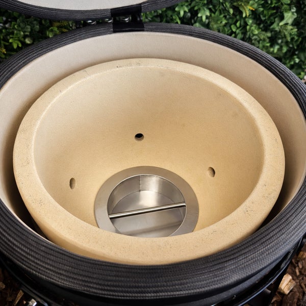 Innenansicht eines Keramikgrills mit Grilleinsatz aus Edelstahl