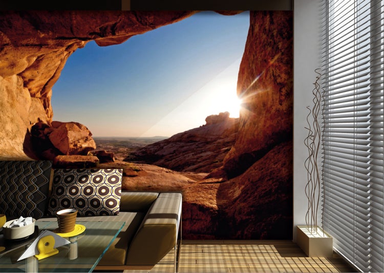 Wohnzimmer mit Felswandtapete und moderner Einrichtung