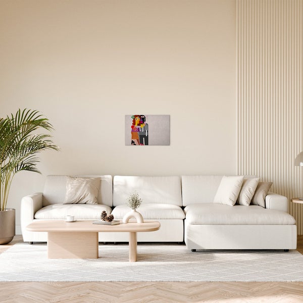 Wohnzimmer mit Sofa und an der Wand ein gerahmtes Bild