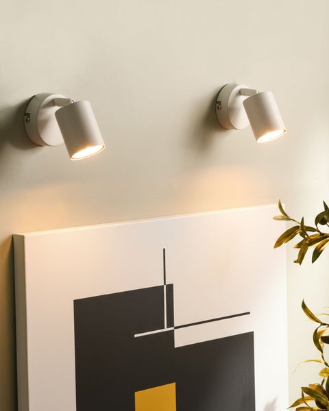 Zwei schwenkbare Wandstrahler aus Metall über einem Leinwandbild an der Wand