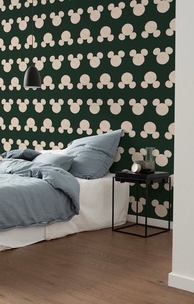 Schlafzimmer mit Bett, Nachttisch und Tapete mit Muster