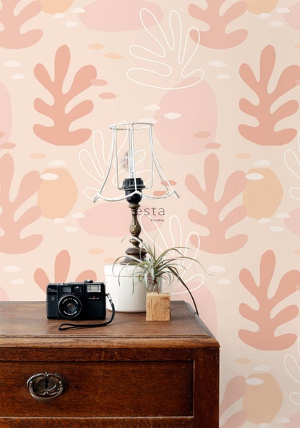 Dekorative Tapete mit abstraktem Pflanzenmuster in einem hellen Raum.