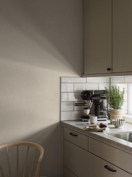 Küchenszene mit Kaffeemaschine, Arbeitsplatte und Spüle