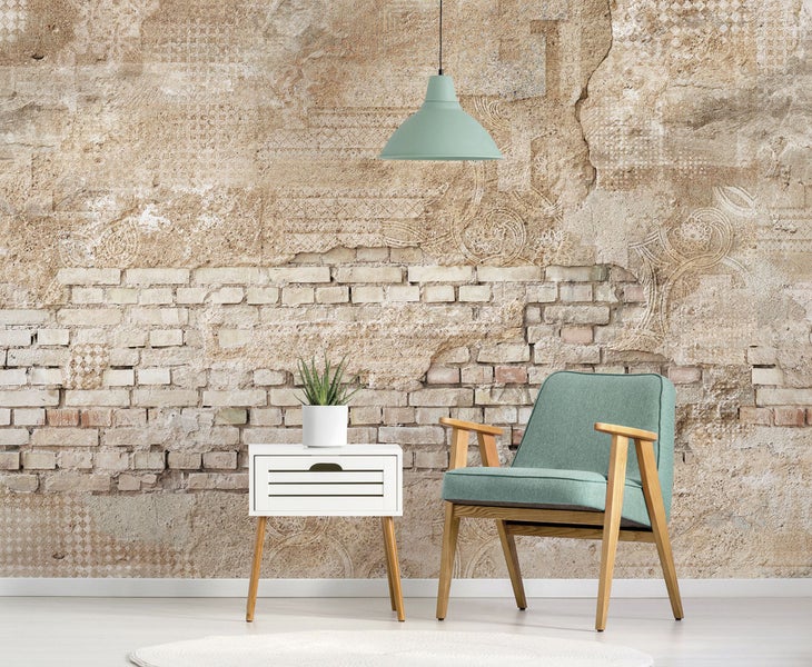 Dekoratives Zimmer mit Ziegelwandtapete, Sessel, Tisch und Lampe