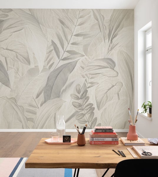 Wohnraum mit floraler Tapete und Holztisch mit Dekoration