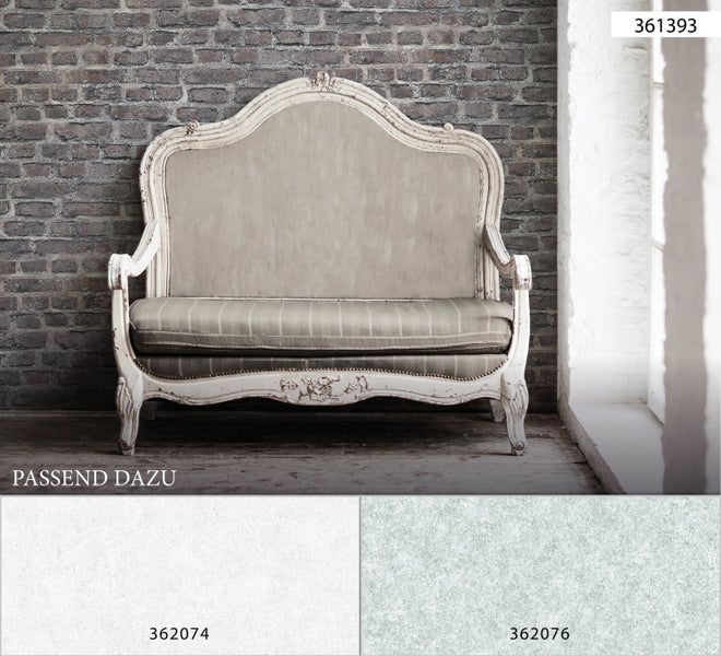 Dekoratives Sofa mit antikem Finish vor einer Backsteinmauer