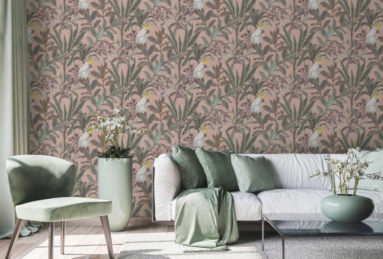 Wohnzimmer mit Vliestapete im tropischen Dschungel Design mit Kakadus und Pflanzenmotiven auf einem modernen Sofa.