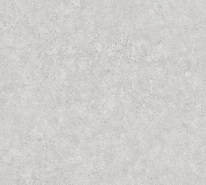 Wohnzimmer mit Rattansessel, Beistelltisch, Hängelampe und dekorativen Elementen für eine gemütliche Atmosphäre