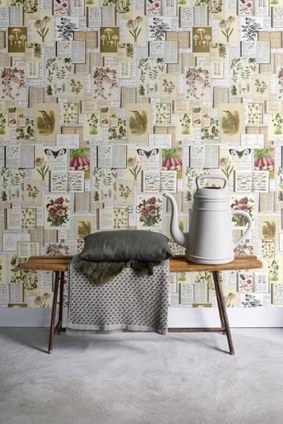 Dekorative Wand mit Botanik-Motiven, Bank mit Kissen und Gießkanne