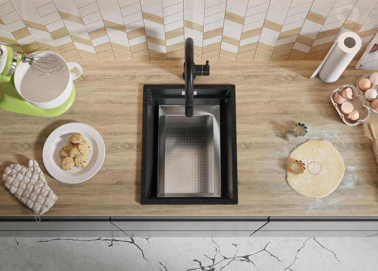 Küchenszene mit Spüle, Armatur, Rührgerät, Plätzchenteig und Backutensilien von oben