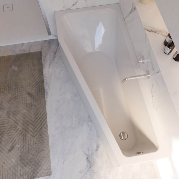 Aufnahme einer weißen Badewanne in einem Badezimmer mit Fliesen.