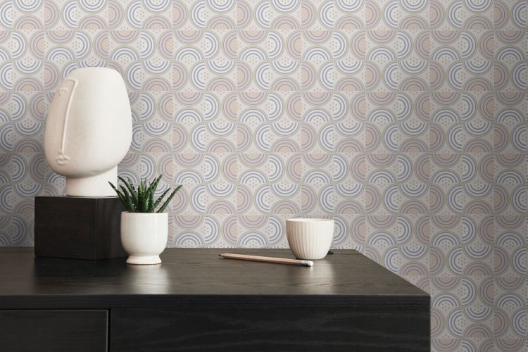 Wohnraum mit gemusterter Tapete, Sofa, Kissen und Lampe