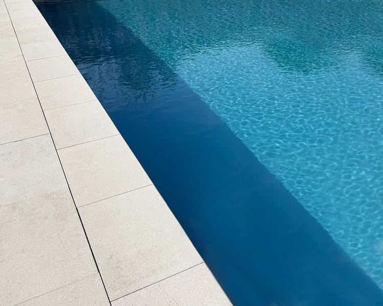 Wohnrausch Kalkstein Poolumrandung Beckenrandstein SUES CREM, 61 x 30 x 3 cm, 1 Rundkante, sandgestrahlt, creme-beige