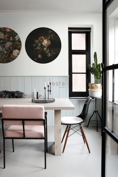 Esszimmer mit Esstisch, Stühlen, Kerzenständer und Wanddekoration im Blumendesign