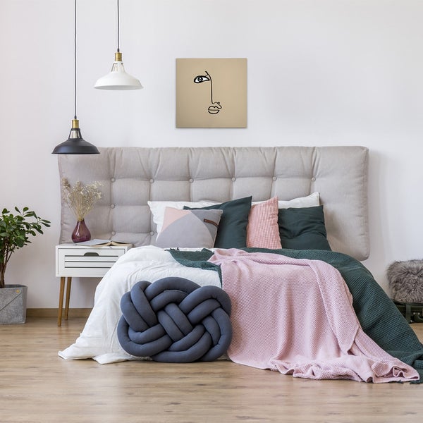 Schlafzimmer mit Bett, Nachttisch, Dekoration und Wandbild