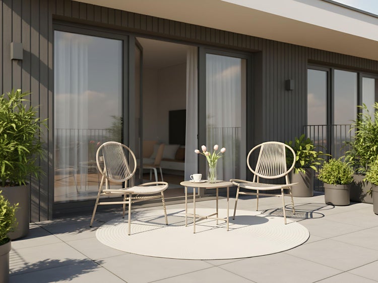 Balkon mit zwei Stühlen, Tisch und Pflanzen
