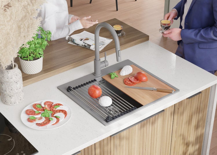 Küchenszene mit Spüle, Armatur und Lebensmitteln zur Zubereitung eines Salats.