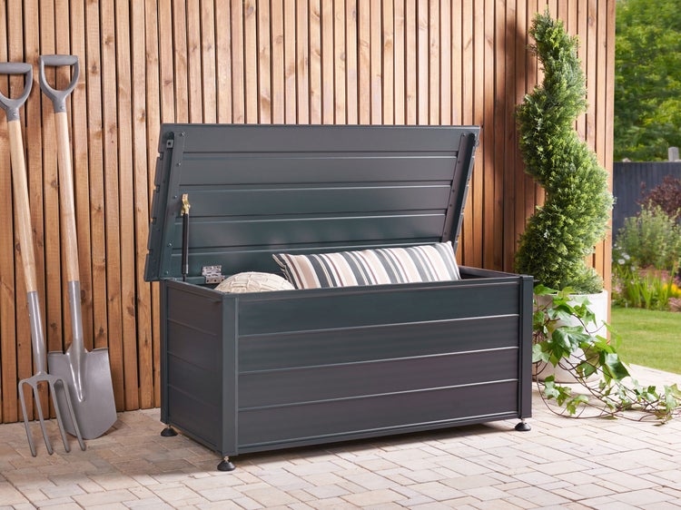 Geöffnete Aufbewahrungsbox für den Aussenbereich