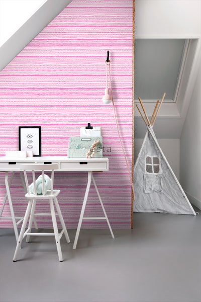 Kinderzimmer mit Schreibtisch, Stuhl, Spielzelt und Tapete mit horizontalem Muster