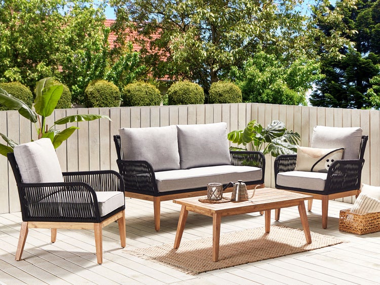 Gartenmöbelset mit Sofa, Sesseln und Tisch auf einer Terrasse