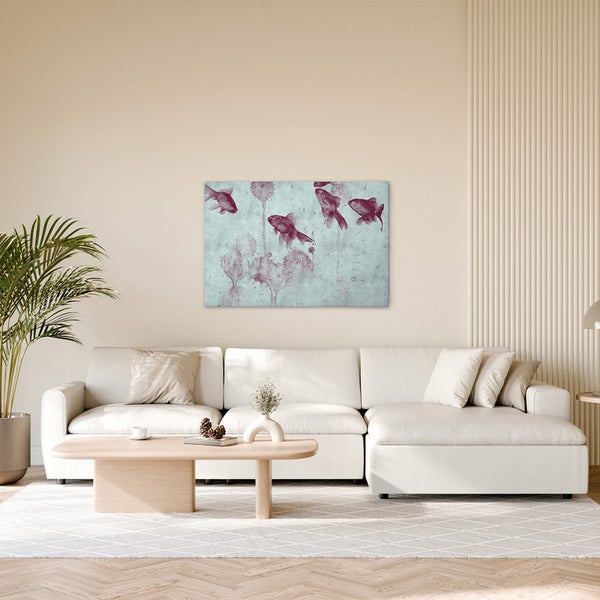 Wohnzimmer mit Sofa, Couchtisch und Wandbild mit Fischmotiv