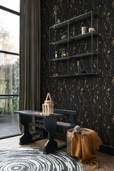 Interieur mit schwarzer Tapete mit goldenen Akzenten, Regal, Tischgruppe und Teppich