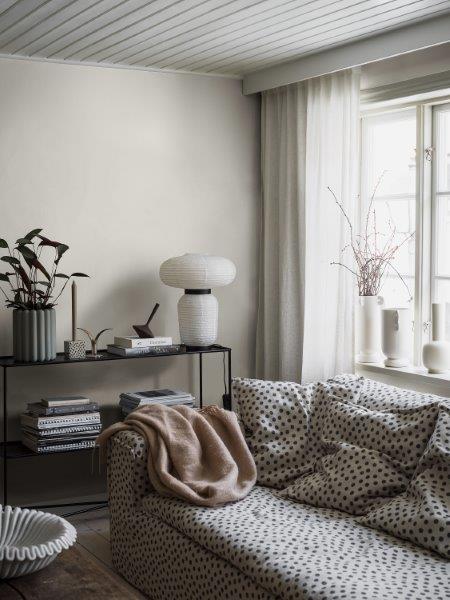 Nahaufnahme einer rosafarbenen Clematisblüte mit grünen Blättern