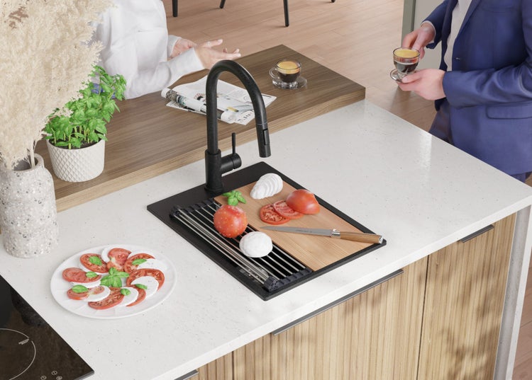 Küchenszene mit Spüle, Armatur, Schneidebrett und Zutaten für Caprese Salat auf einer Arbeitsplatte