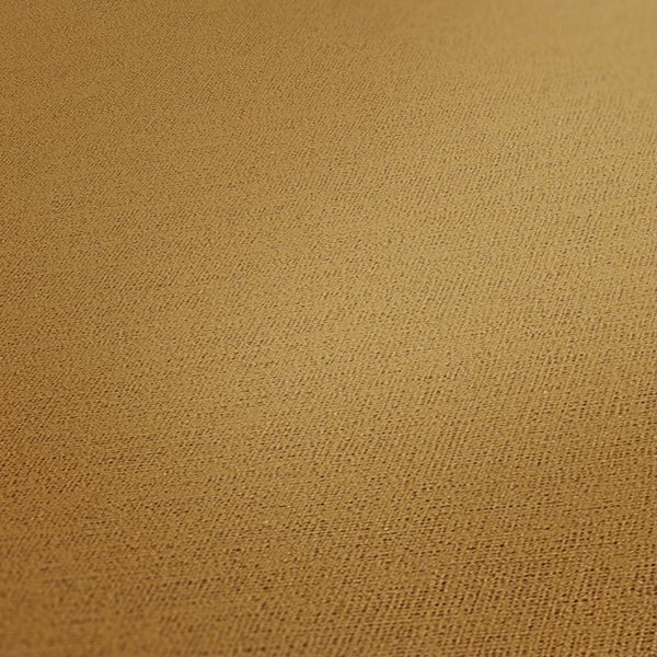 Einrichtungsbeispiel mit Sessel, Tisch, Lampe und Tapetenmuster für eine wohnliche Atmosphäre.