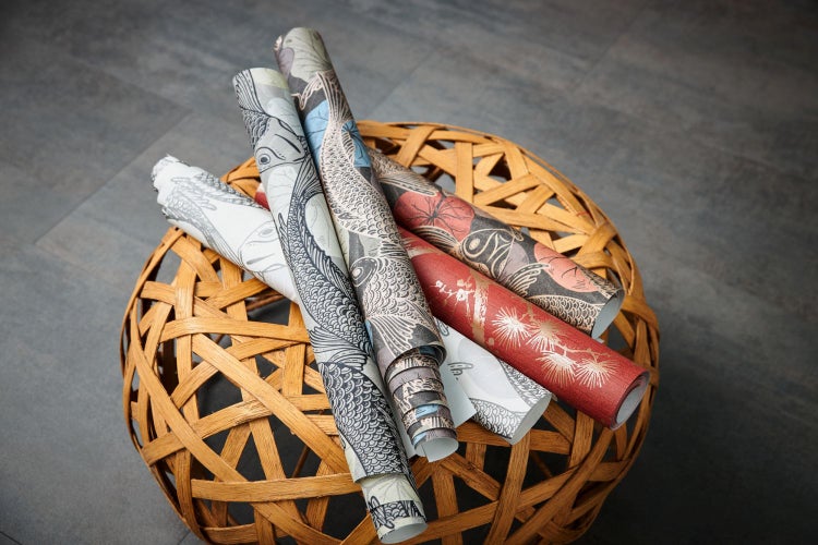 Blühender Fliederstrauch mit grünen Blättern