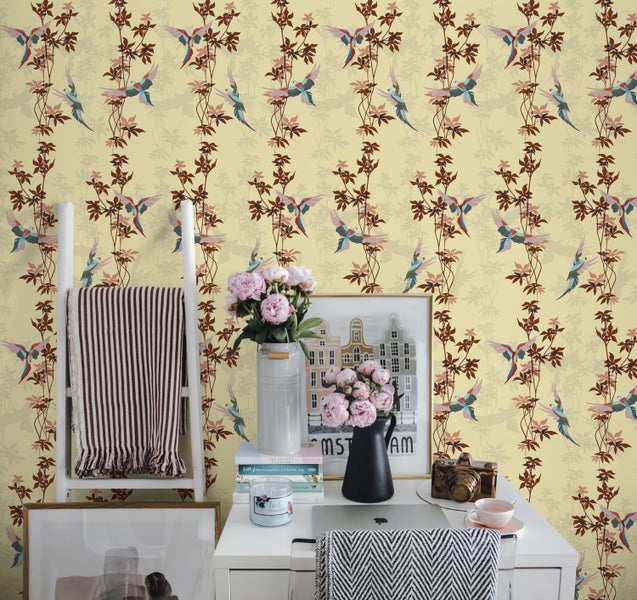 Dekorative Tapete mit Vogel- und Pflanzenmuster in einem Arbeitszimmer