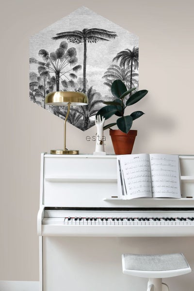 Ein weißes Klavier mit Noten, einer Pflanze, einer goldenen Lampe und einem Wandtattoo mit Palmen.