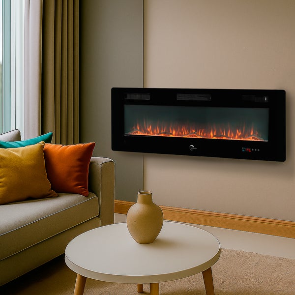 Elektrischer Wandkamin mit Flammeneffekt in einem Wohnzimmer