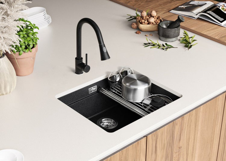 Küchenspüle mit Armatur und Abtropfgestell auf einer Küchentheke