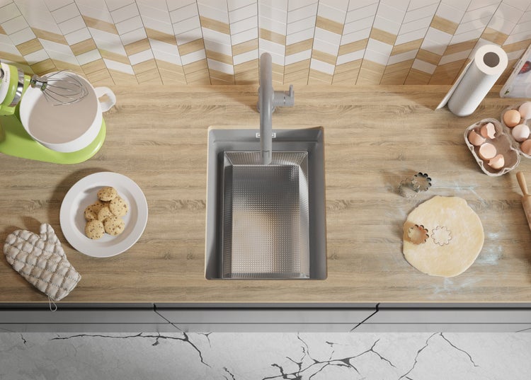 Küchenszene mit Spüle, Armatur, Küchenmaschine, Backzutaten und Keksen