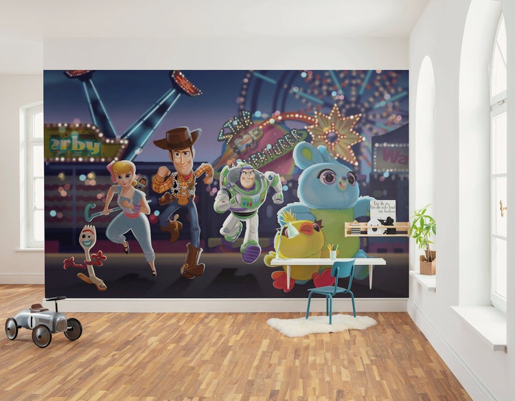 Kinderzimmer mit Fototapete mit Toy Story Figuren, Schreibtisch und Spielzeugauto.