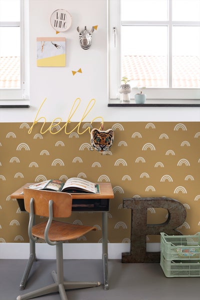 Dekoratives Kinderzimmer mit Schreibtisch, Stuhl und Wanddekoration
