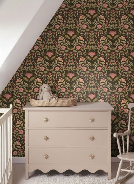 Zimmer mit Blumenmustertapete, Kommode und Kinderstuhl