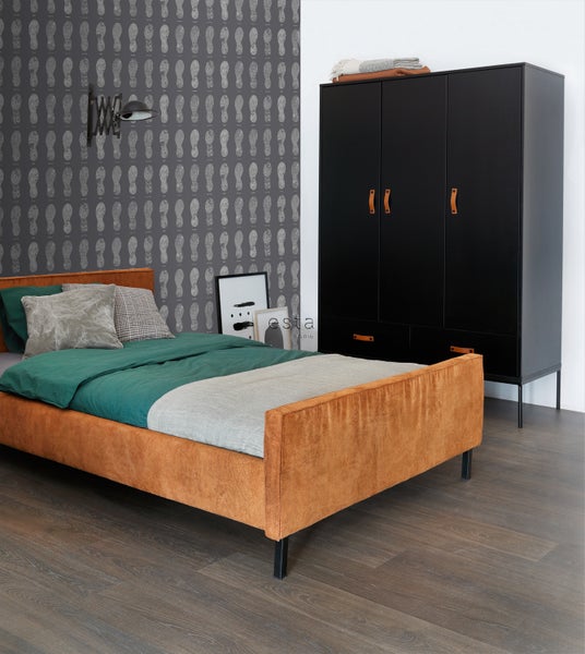 Schlafzimmer mit Bett, Kleiderschrank und gemusterter Tapete für eine helle und organisierte Atmosphäre.