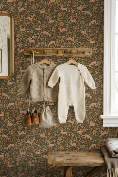 Tapete mit Reh und Blumen Muster für Kinderzimmer an Wand mit Garderobenleiste und Babykleidung