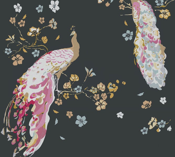 Dekoratives Interieur mit Kommode, Büchern und Pflanzen in Vasen