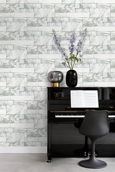 Wohnraum mit Marmor Tapete, Klavier, Lampe und Dekoration