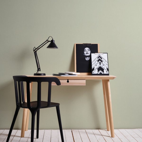 Wohnzimmer mit geometrischer Tapete, Anrichte und Sessel