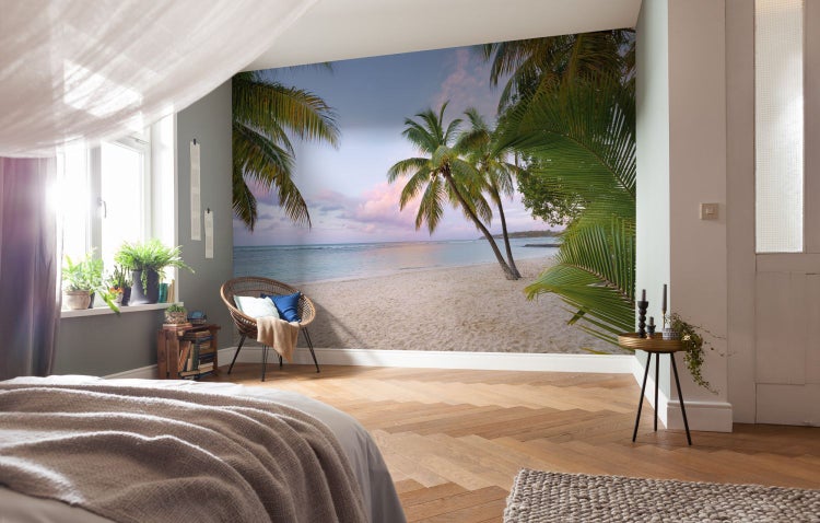 Schlafzimmer mit Fototapete mit Strandmotiv, Stuhl, Beistelltisch und Bett