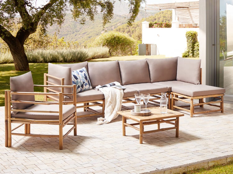 Gartenlounge-Set aus Bambus mit Polsterauflagen auf einer Terrasse